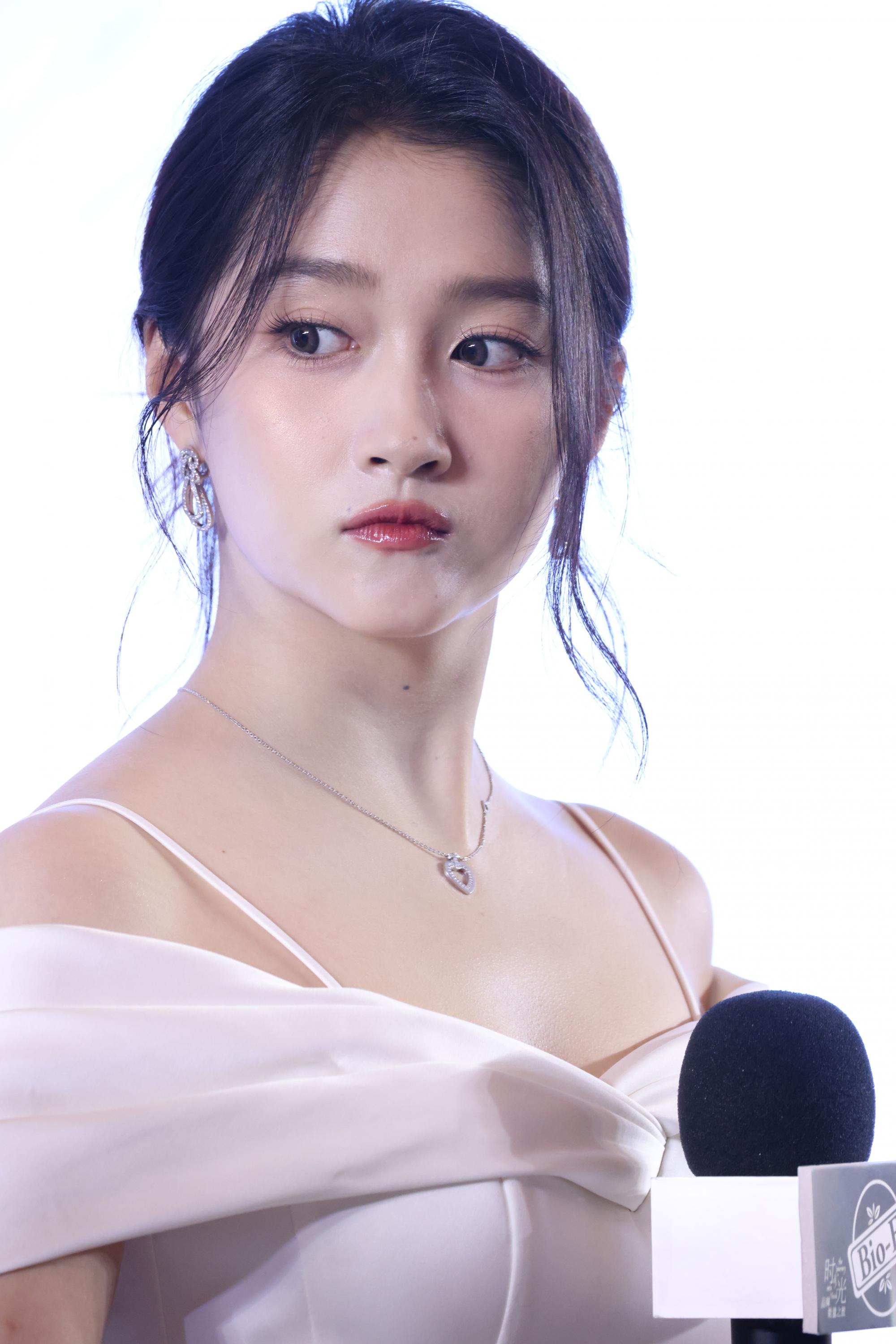 关晓彤现场侧脸头部正面生图照[6]